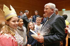 Naumburger Sternsinger zu Besuch beim Hessischen Ministerpräsidenten Volker Bouffier (Foto: Karl-Franz Thiede)